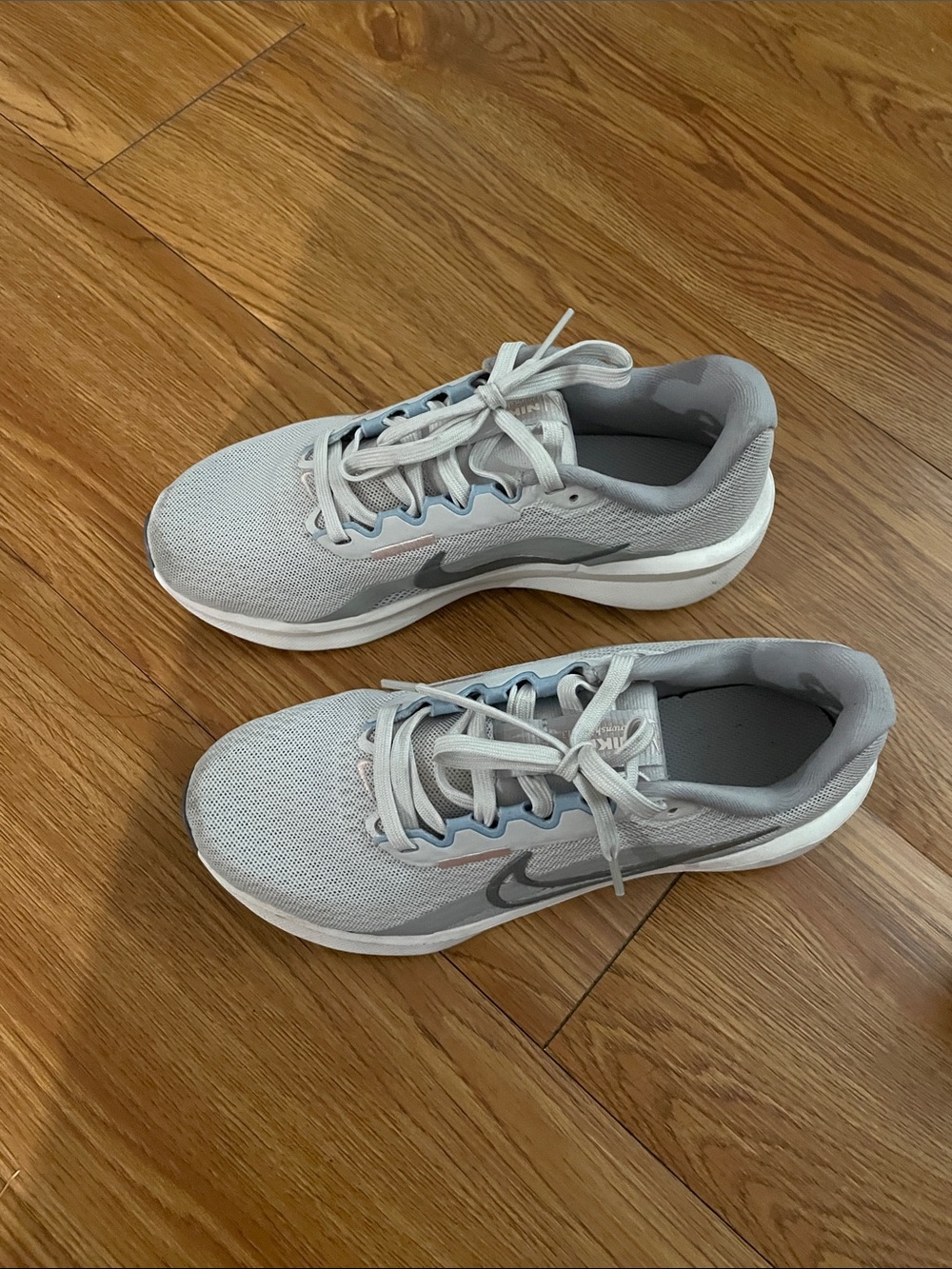 Nike Women's Light Gray and White Athletic Running Shoes